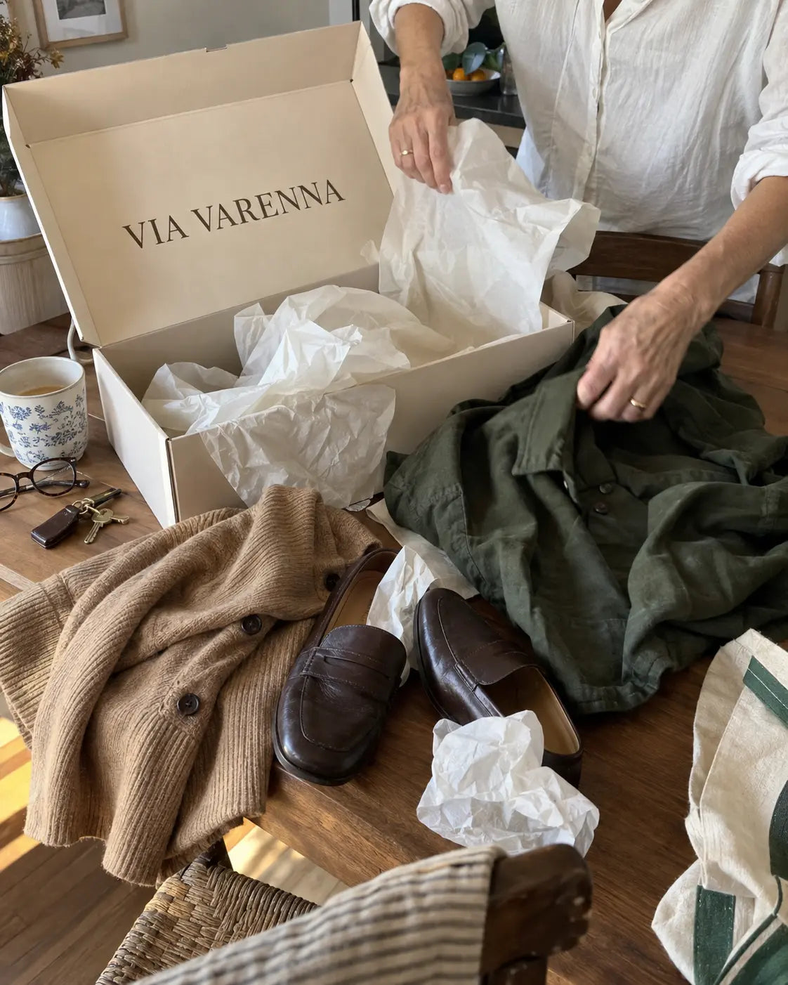 Pedido VIA VARENNA con prendas y calzado recién sacados de la caja sobre una mesa
